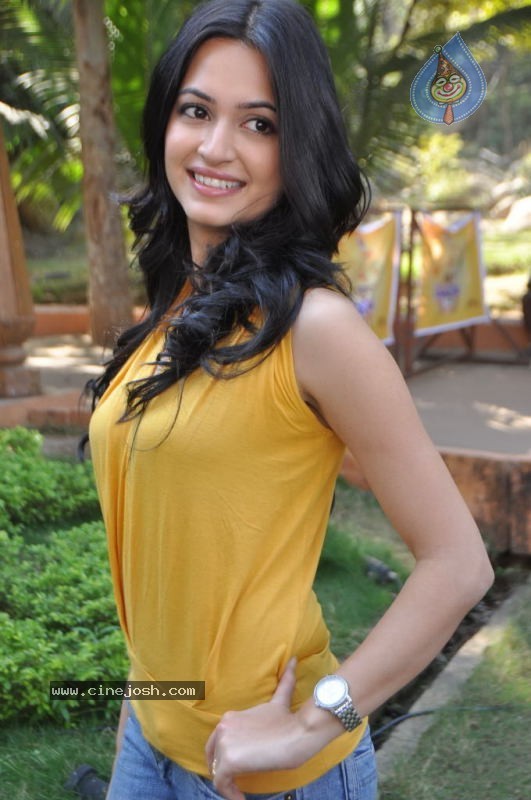 Kriti Kharbanda New Stills - 26 / 69 photos