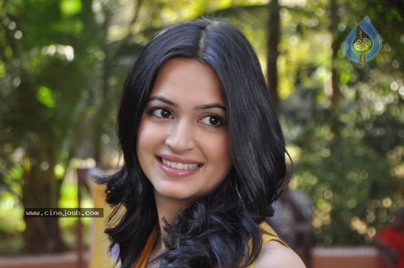 Kriti Kharbanda New Stills - 32 / 69 photos