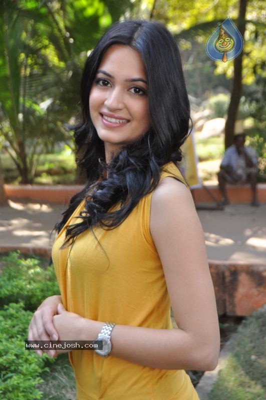 Kriti Kharbanda New Stills - 58 / 69 photos