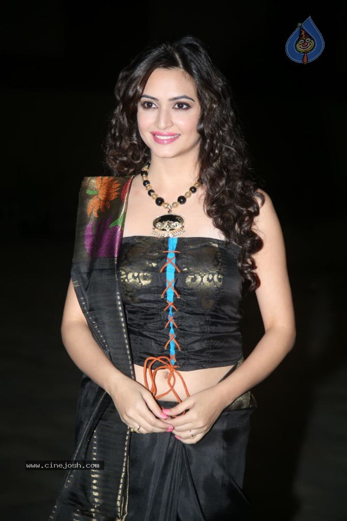 Kriti Kharbanda New Stills - 9 / 110 photos