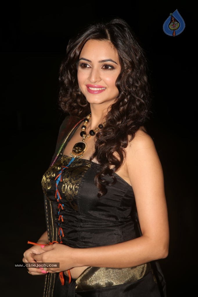 Kriti Kharbanda New Stills - 10 / 110 photos