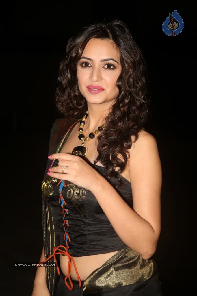 Kriti Kharbanda New Stills - 18 / 110 photos