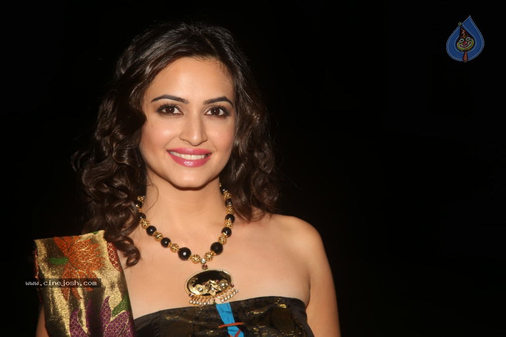 Kriti Kharbanda New Stills - 28 / 110 photos