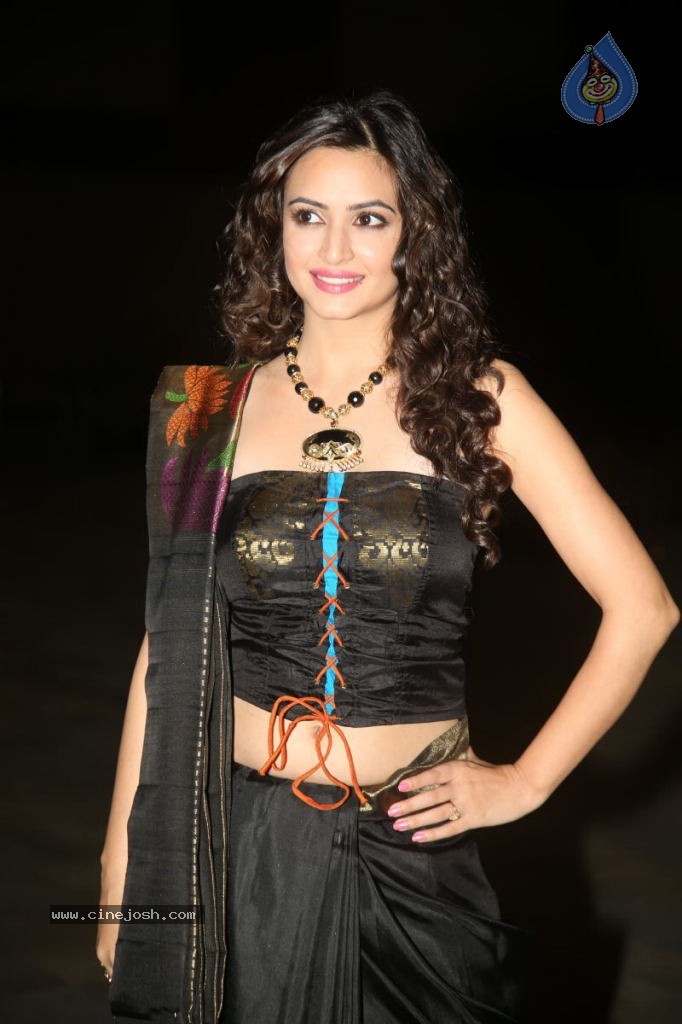 Kriti Kharbanda New Stills - 44 / 110 photos