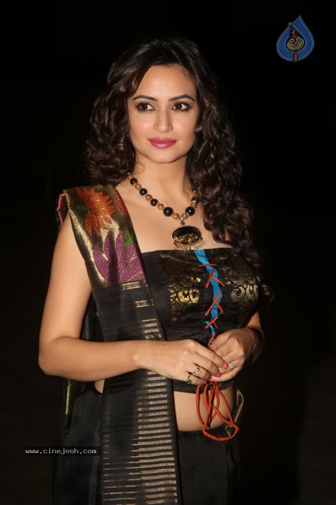 Kriti Kharbanda New Stills - 61 / 110 photos