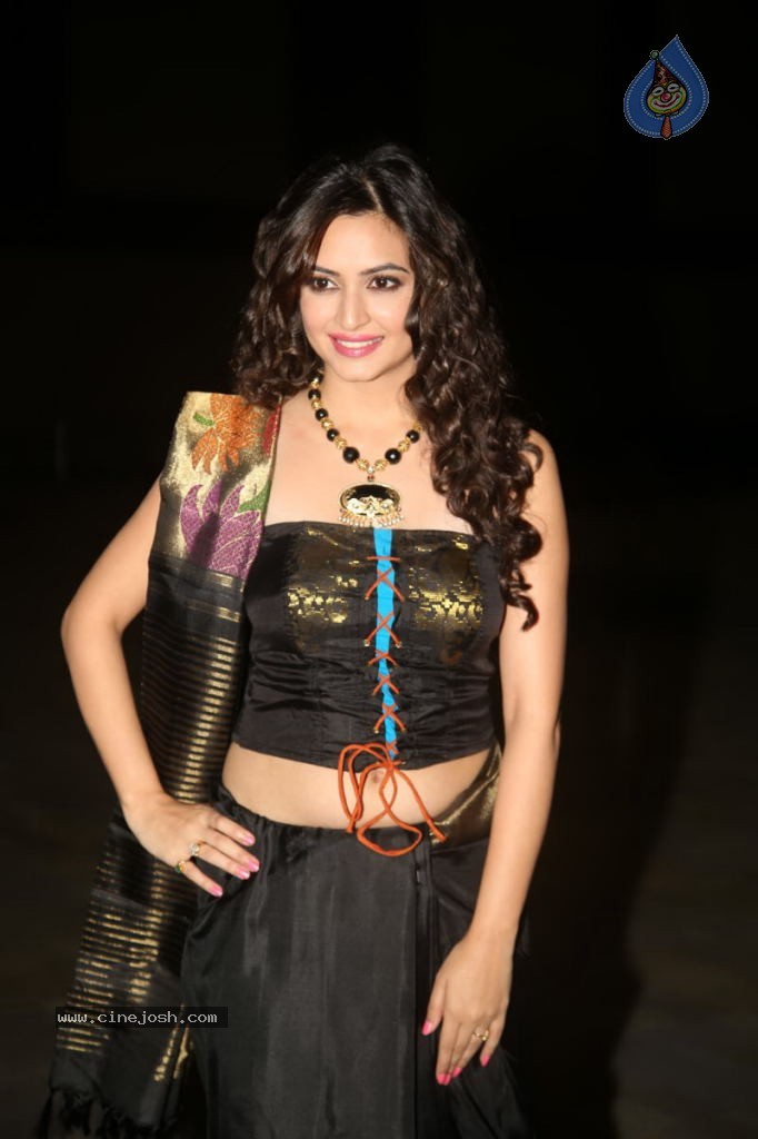 Kriti Kharbanda New Stills - 68 / 110 photos