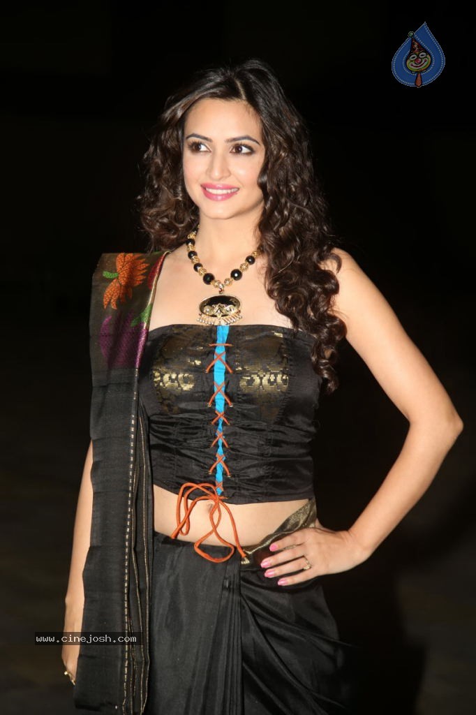 Kriti Kharbanda New Stills - 73 / 110 photos