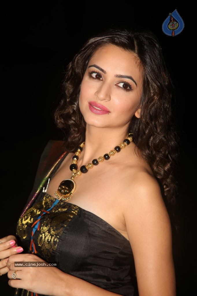 Kriti Kharbanda New Stills - 76 / 110 photos
