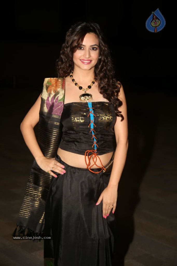 Kriti Kharbanda New Stills - 78 / 110 photos