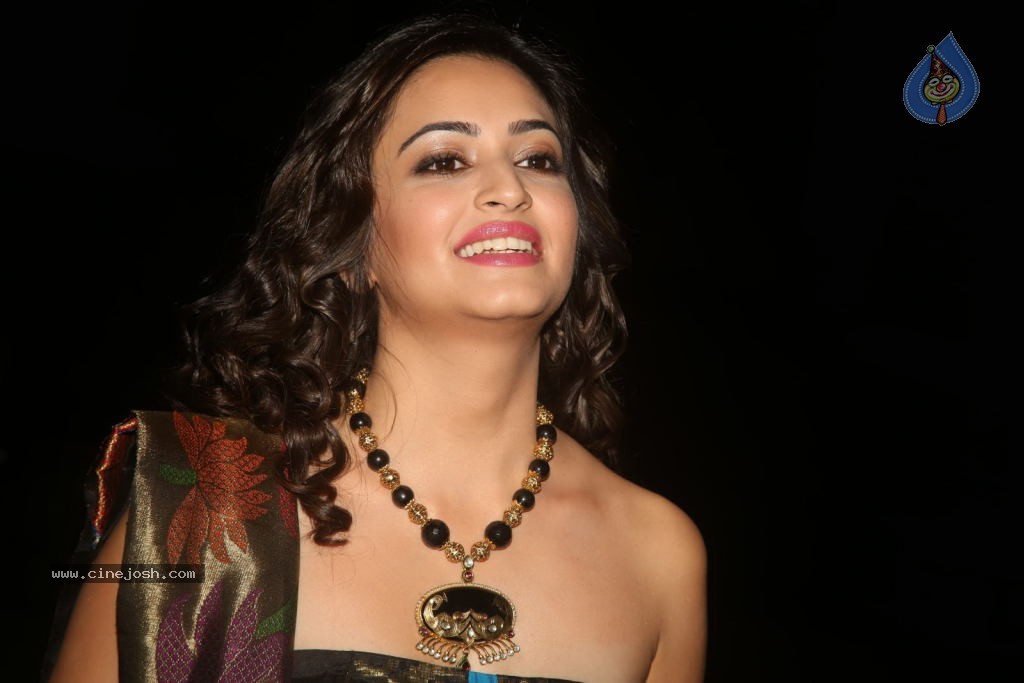 Kriti Kharbanda New Stills - 80 / 110 photos