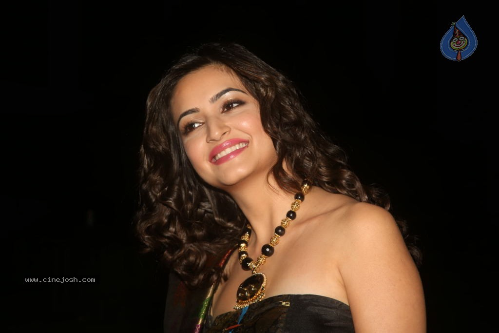 Kriti Kharbanda New Stills - 89 / 110 photos
