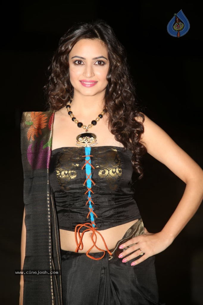 Kriti Kharbanda New Stills - 101 / 110 photos