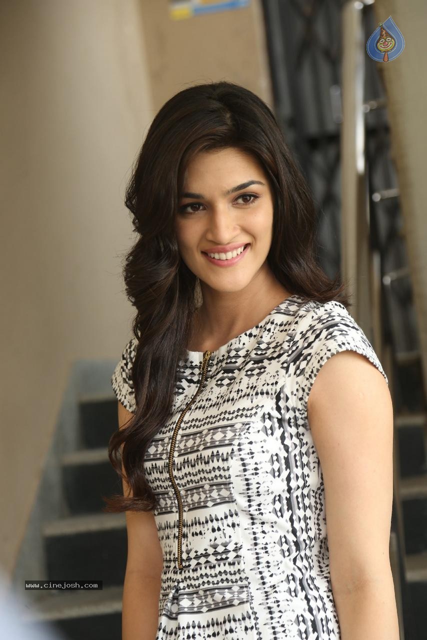 Kriti Sanon Latest Photos - 22 / 63 photos