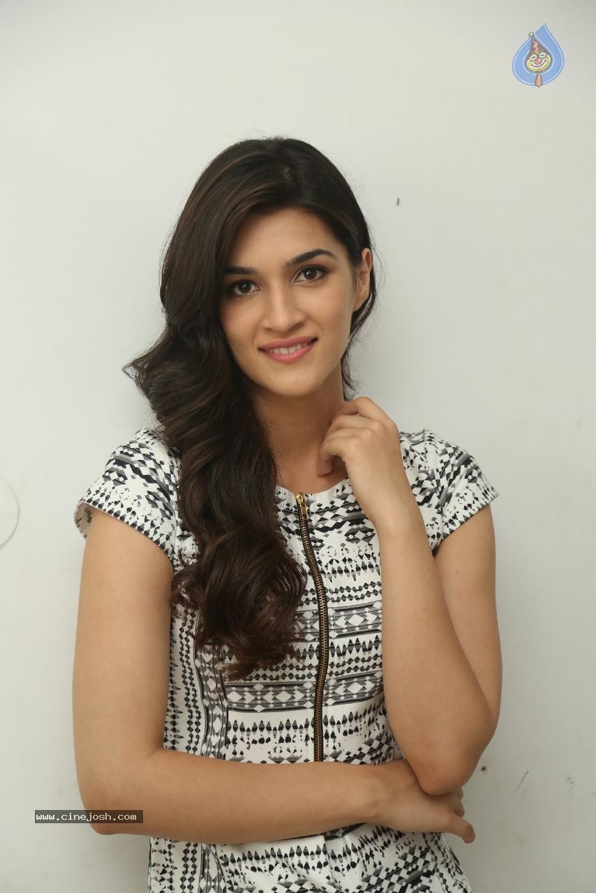 Kriti Sanon Latest Photos - 37 / 63 photos