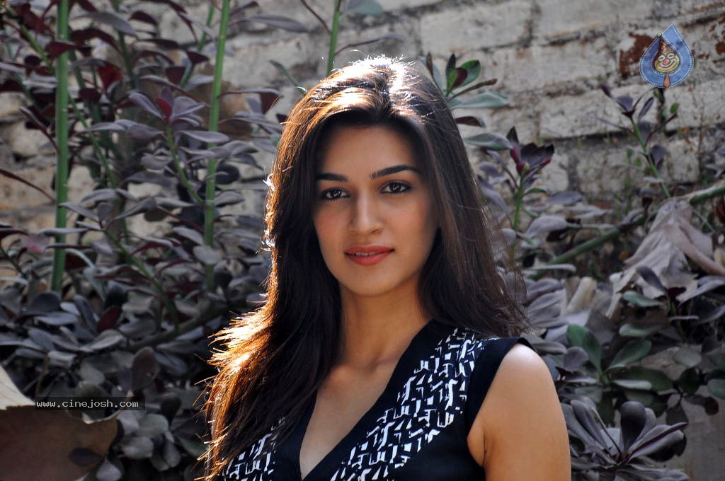 Kriti Sanon Latest Stills - 161 / 169 photos