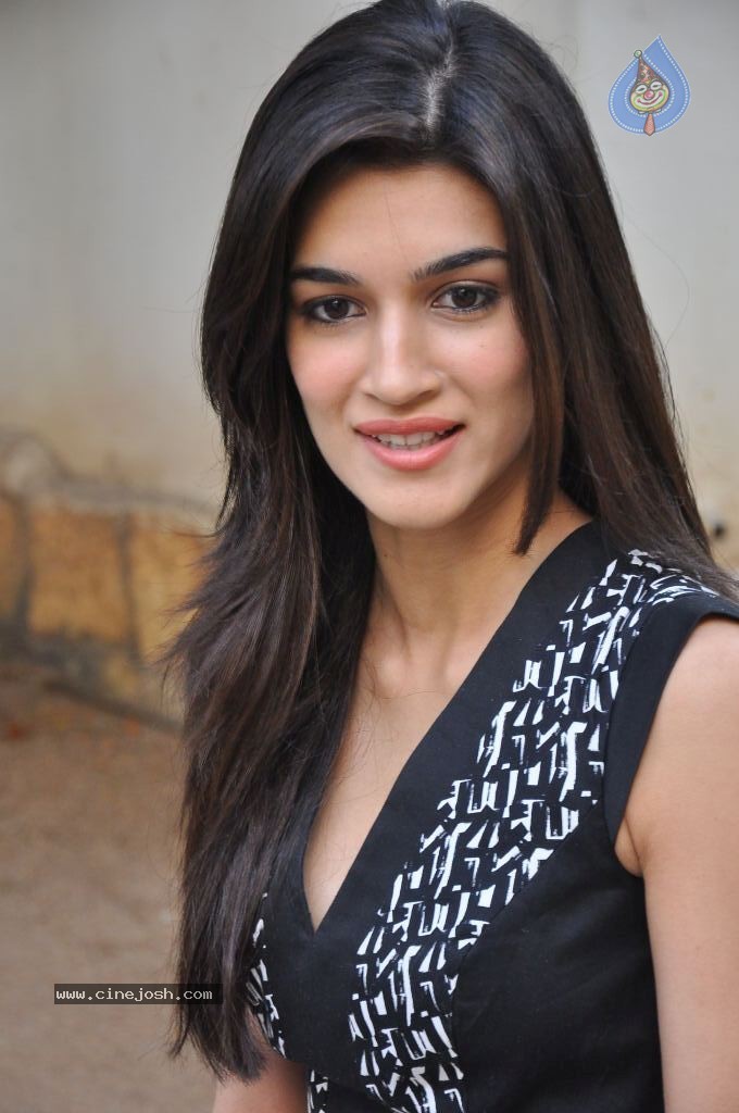 Kriti Sanon Latest Stills - 164 / 169 photos