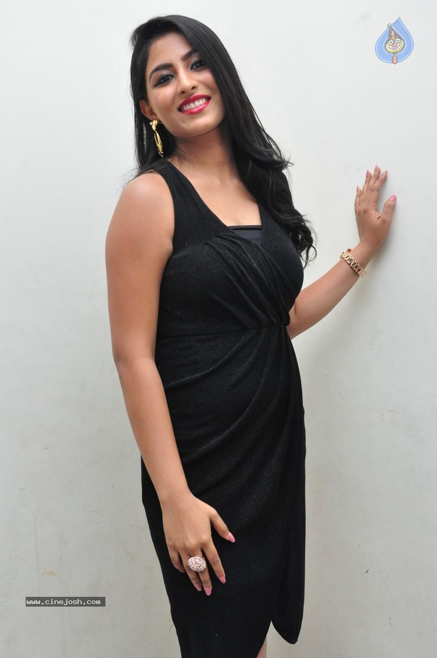 Kruthika Jayakumar Gallery - 76 / 104 photos