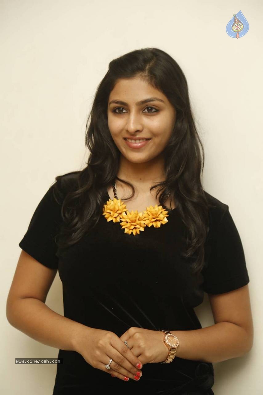 Kruthika Jayakumar Photos - 2 / 45 photos