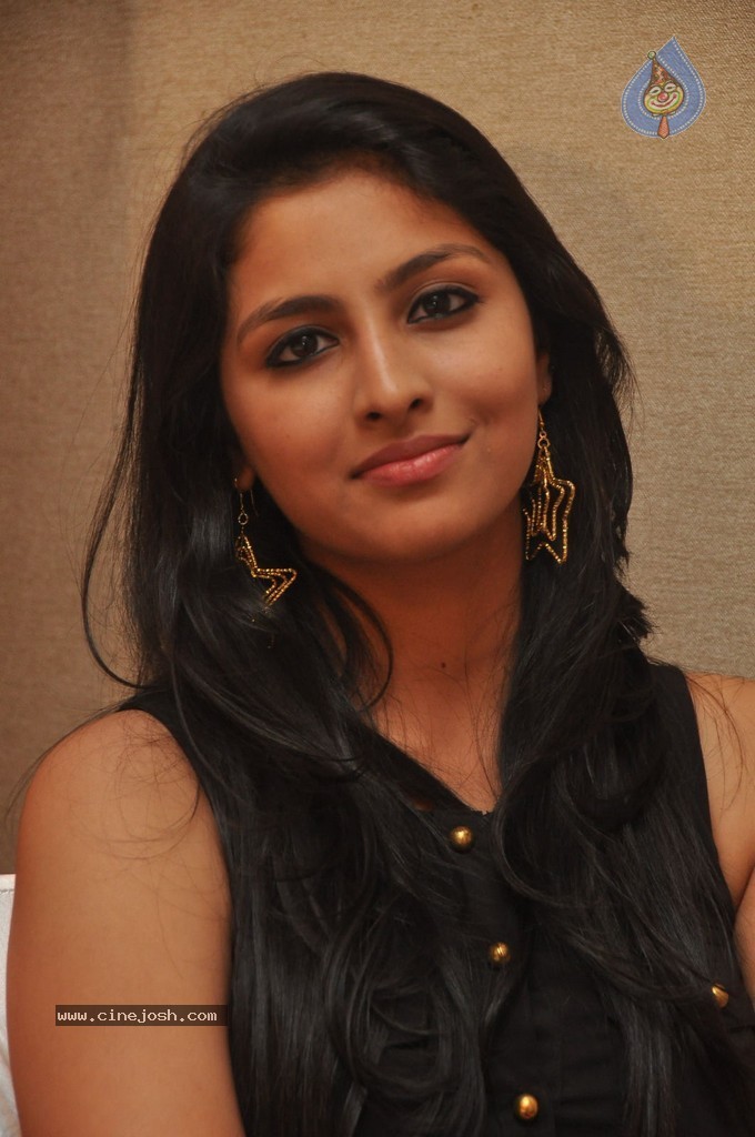 Kruthika Jayakumar Stills - 8 / 38 photos