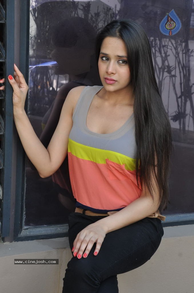 Krutika Singhaal Latest Photos - 29 / 78 photos