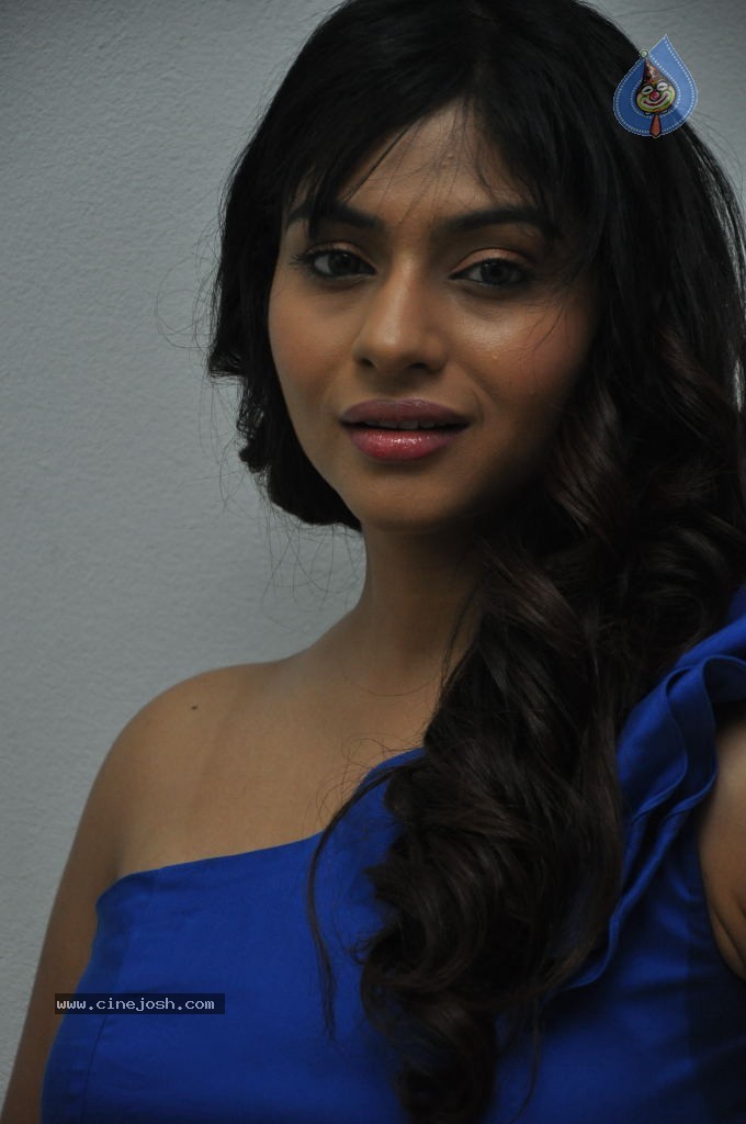 Lakshmi Nair Hot Stills - 21 / 102 photos