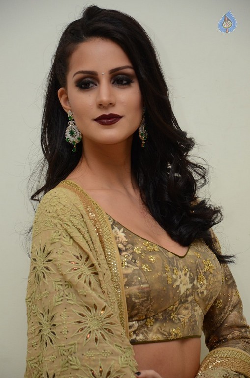 Larissa Bonesi Latest Photos - 22 / 42 photos