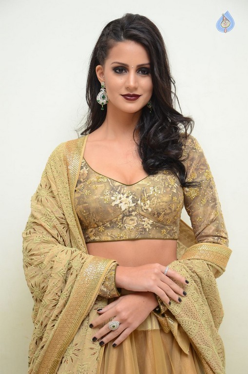 Larissa Bonesi Latest Photos - 24 / 42 photos