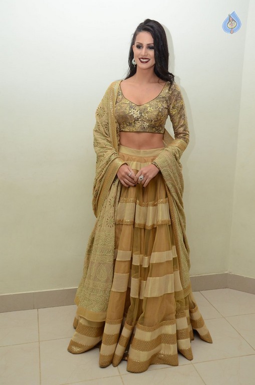 Larissa Bonesi Latest Photos - 30 / 42 photos