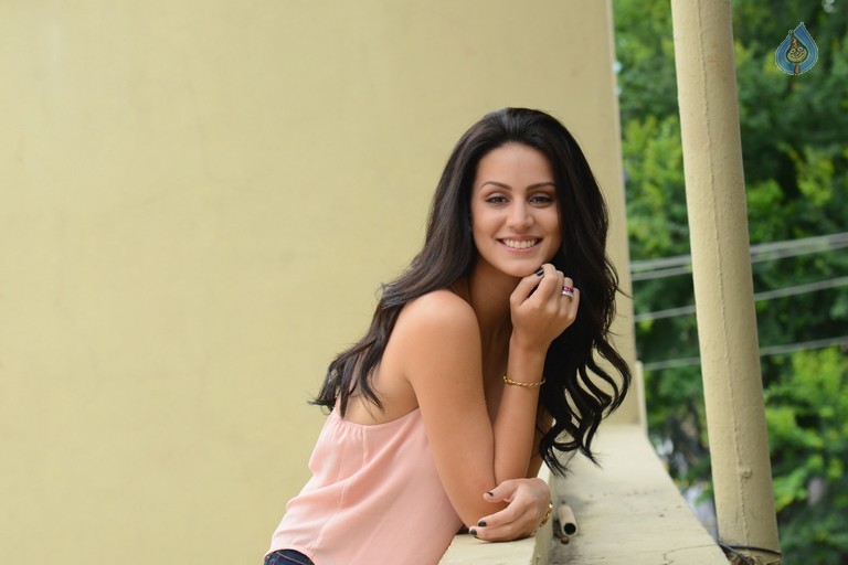 Larissa Bonesi Latest Pics - 8 / 54 photos