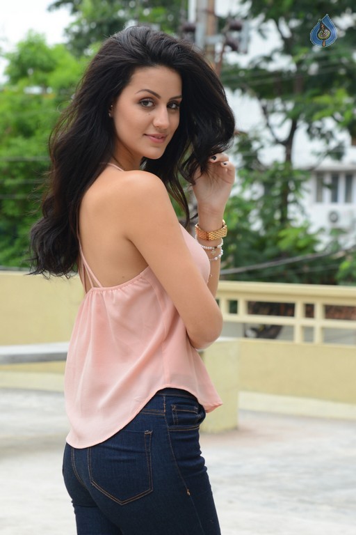 Larissa Bonesi Latest Pics - 22 / 54 photos