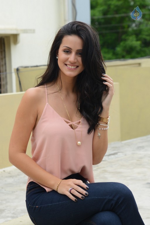 Larissa Bonesi Latest Pics - 38 / 54 photos