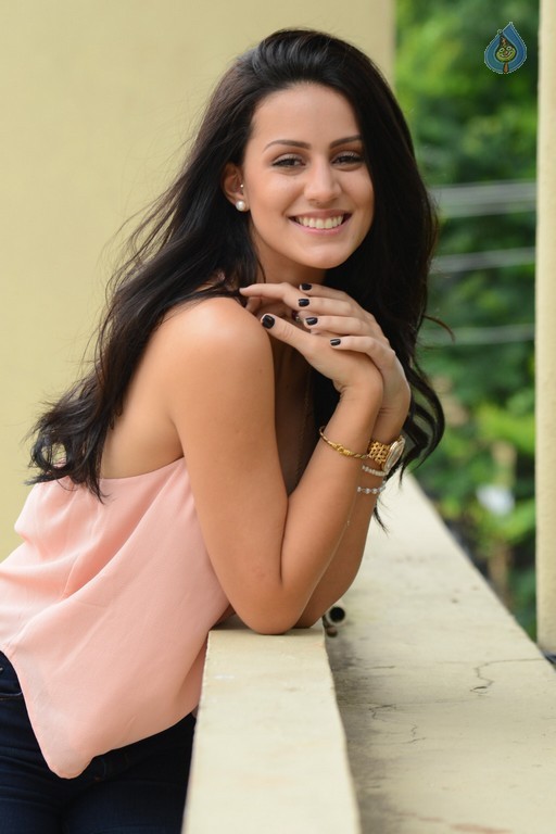 Larissa Bonesi Latest Pics - 47 / 54 photos