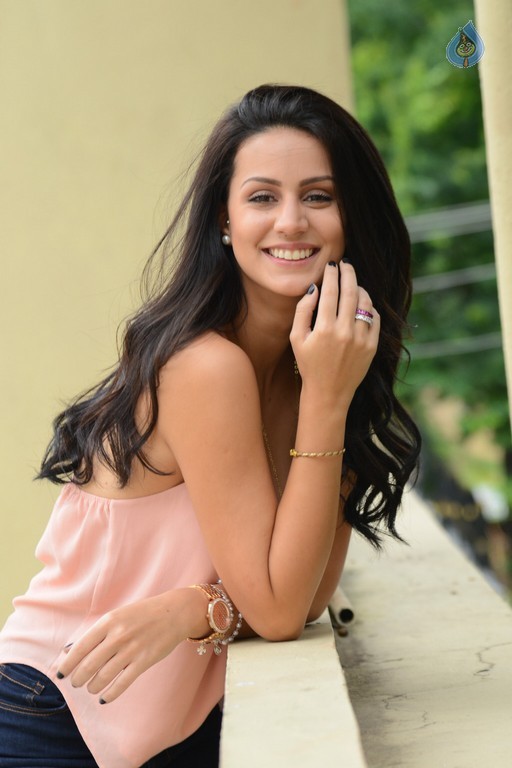 Larissa Bonesi Latest Pics - 53 / 54 photos