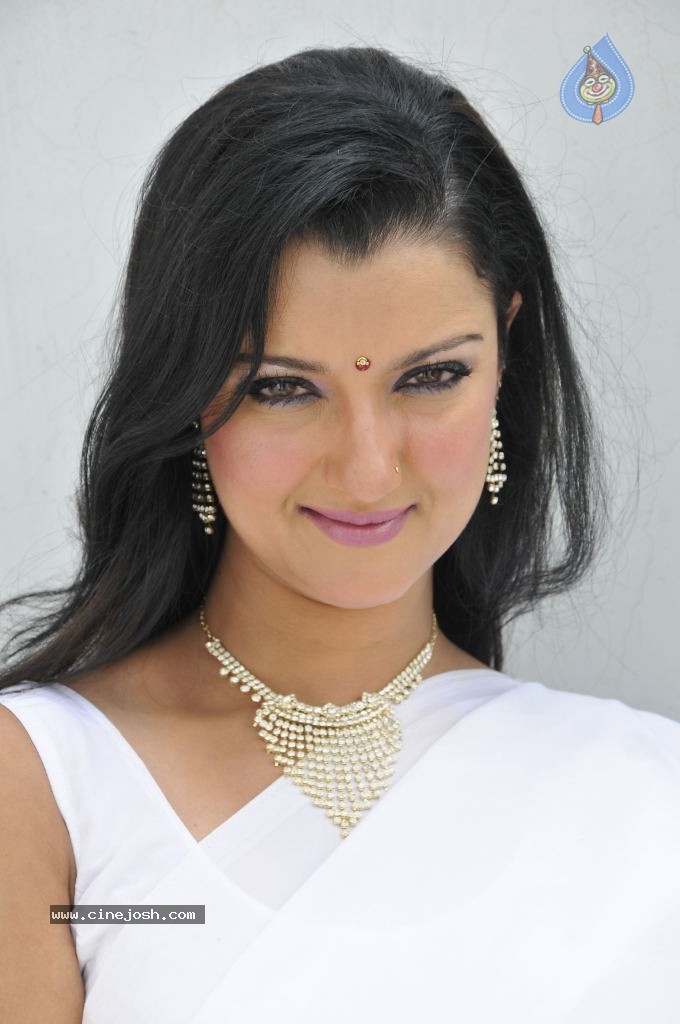 Leena Sidhu Stills - 7 / 14 photos