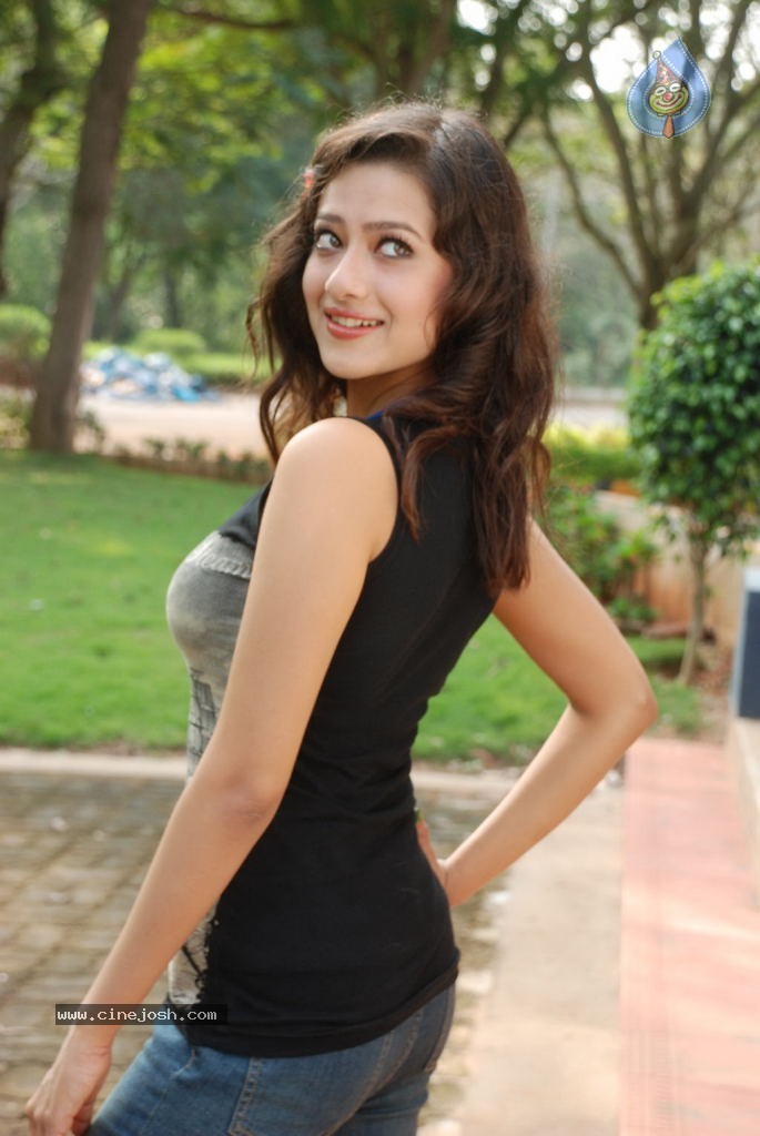 Madalasa Sharma Hot Gallery - 5 / 33 photos