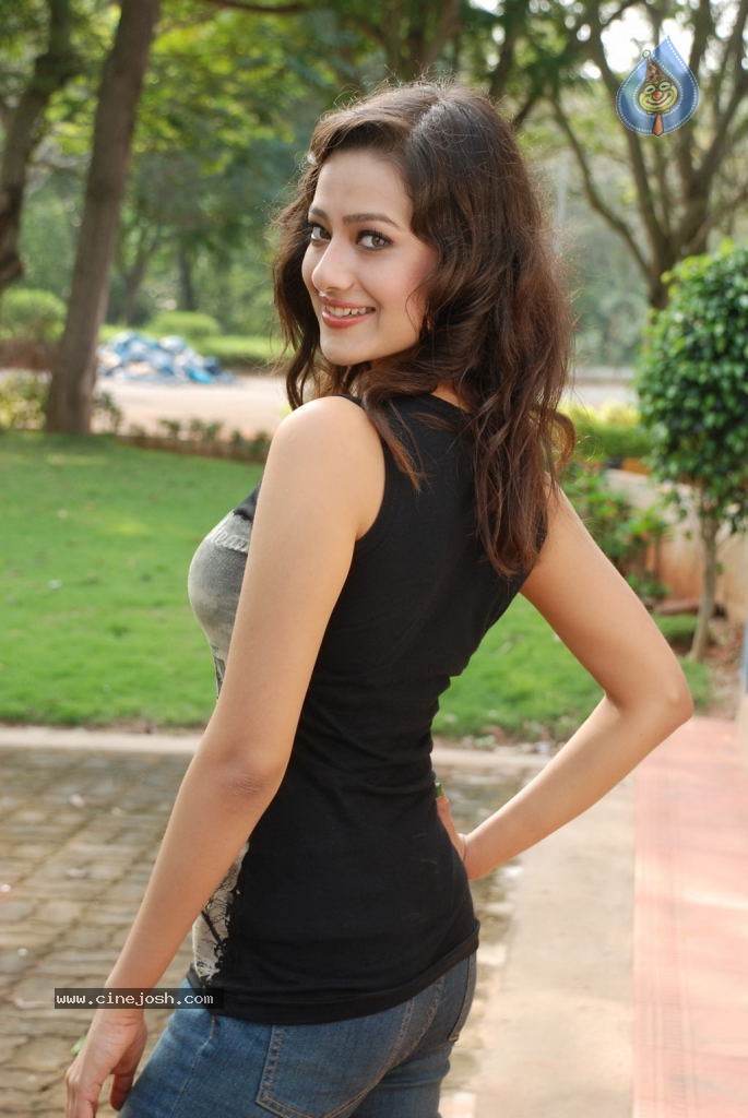 Madalasa Sharma Hot Gallery - 27 / 33 photos