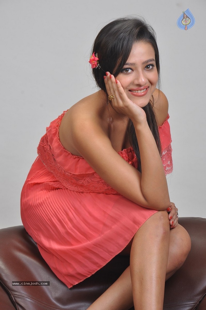 Madalasa Sharma Photoshoot - 22 / 86 photos