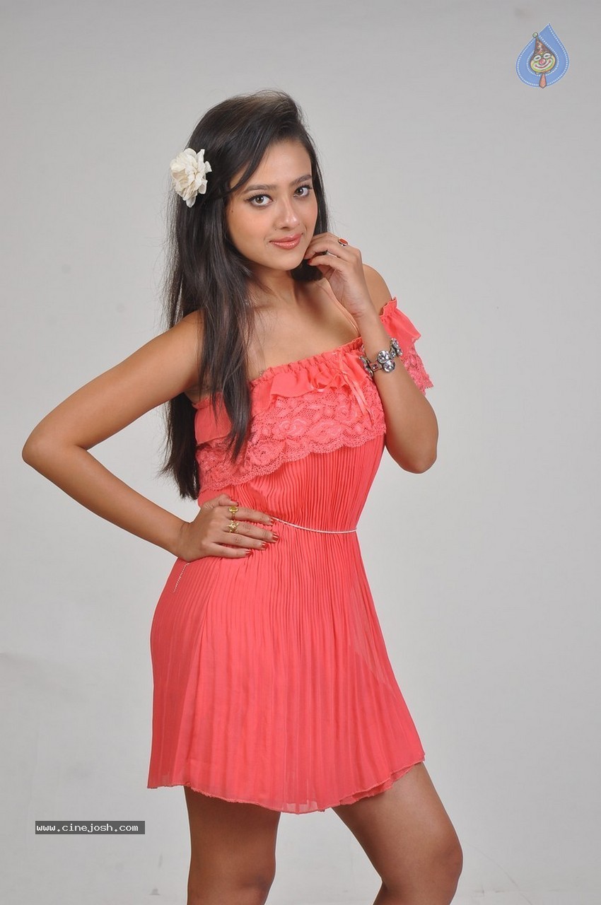 Madalasa Sharma Photoshoot - 28 / 86 photos