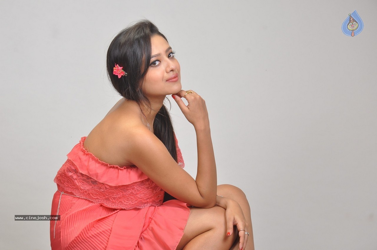 Madalasa Sharma Photoshoot - 59 / 86 photos