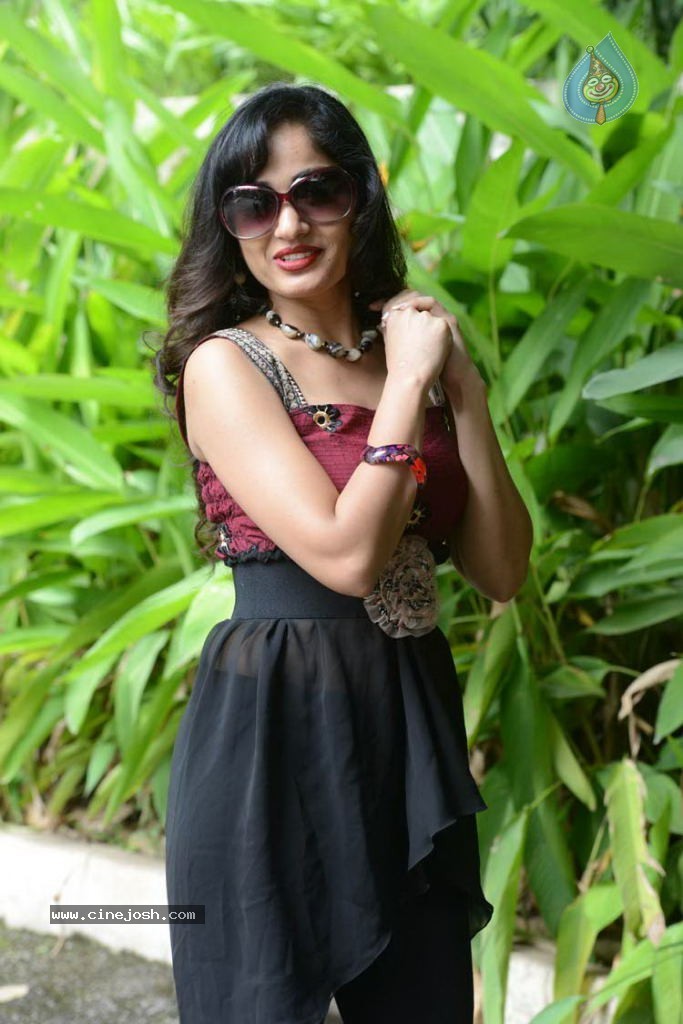 Madhavi Latha Gallery - 8 / 46 photos