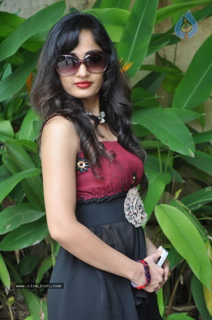 Madhavi Latha Gallery - 39 / 46 photos