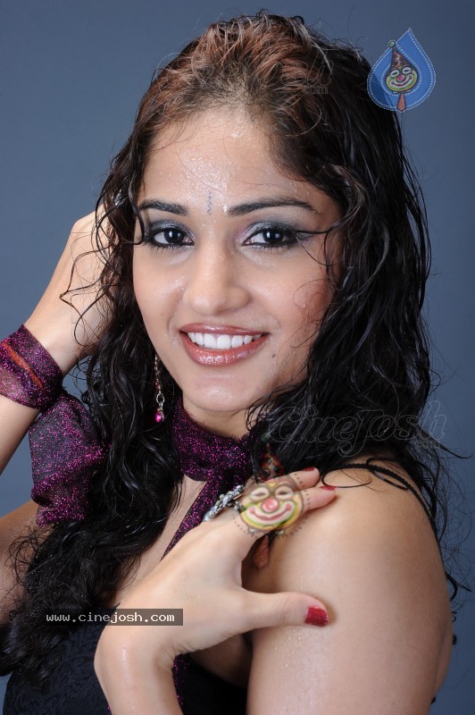 Madhavi Latha Latest Gallery - 6 / 66 photos