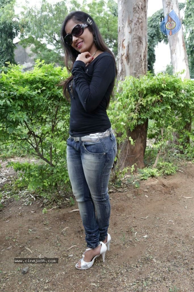 Madhavi Latha Latest Stills - 19 / 41 photos