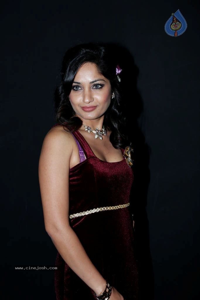 Madhavi Latha New Photos - 1 / 44 photos