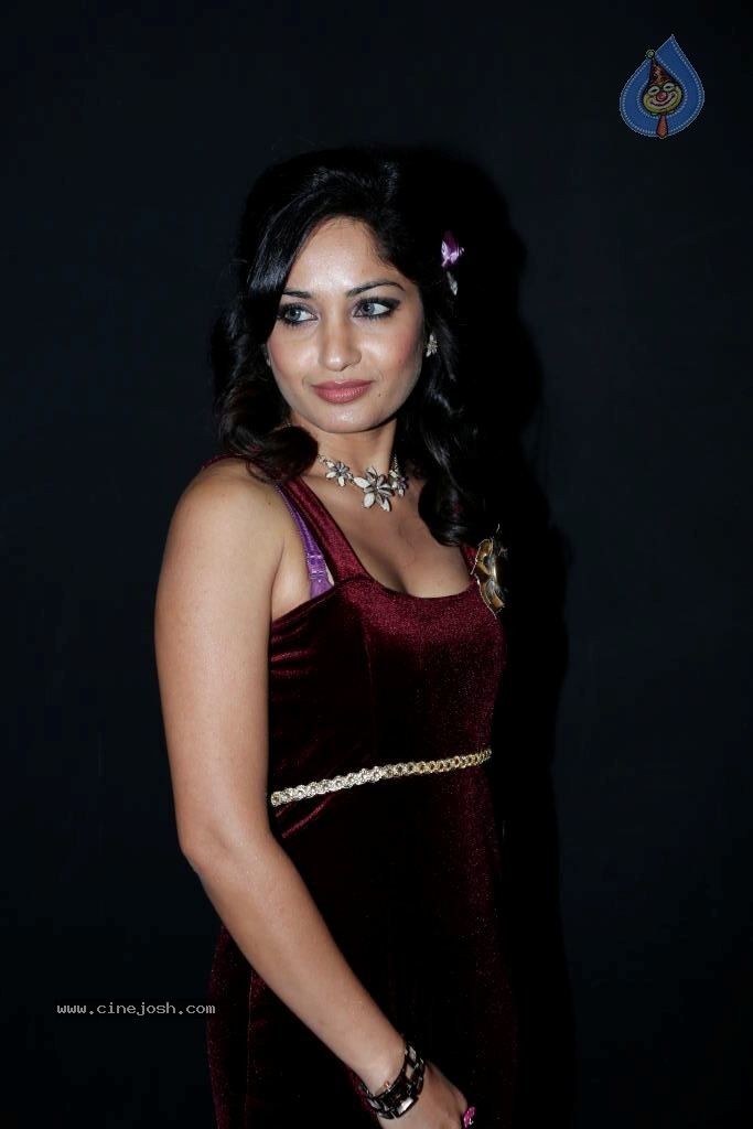 Madhavi Latha New Photos - 18 / 44 photos