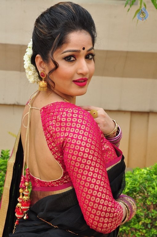 Madhavi Latha New Pics - 5 / 40 photos