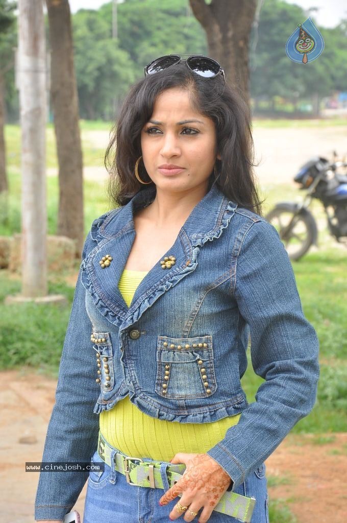 Madhavi Latha New Pics - 8 / 100 photos