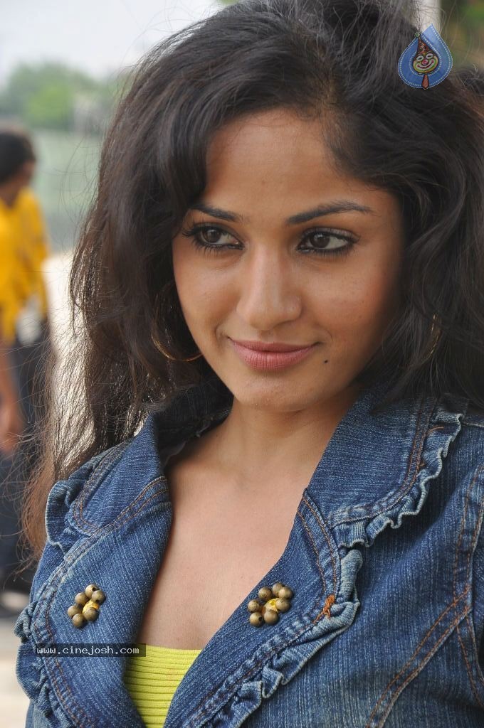 Madhavi Latha New Pics - 18 / 100 photos