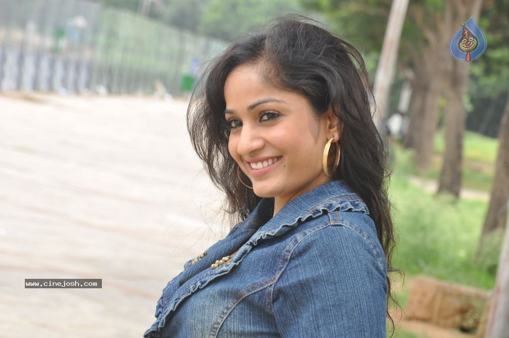 Madhavi Latha New Pics - 61 / 100 photos
