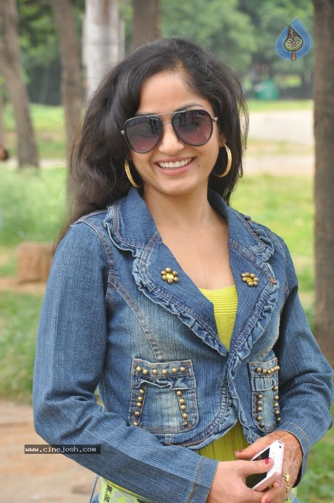 Madhavi Latha New Pics - 64 / 100 photos